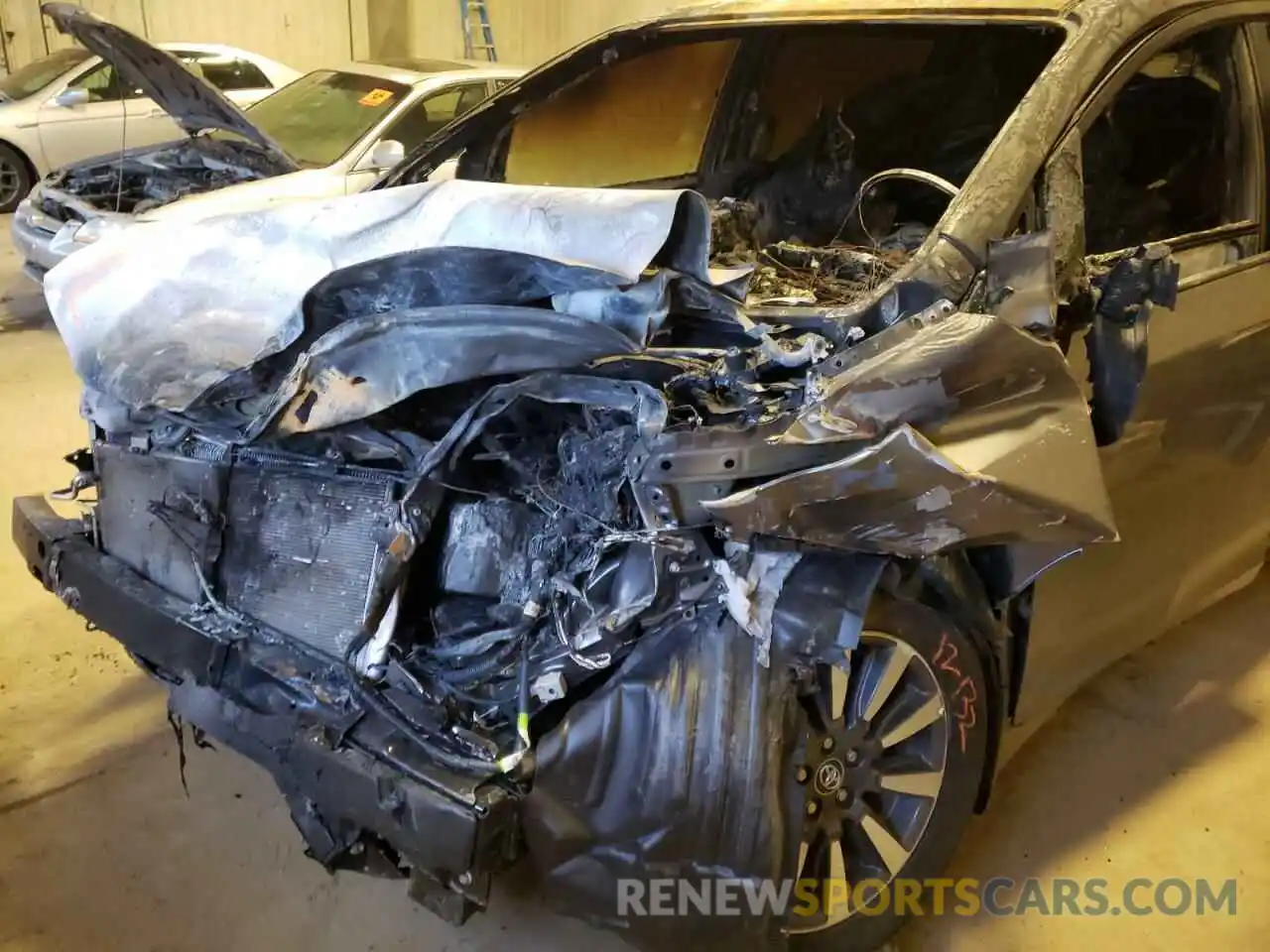 9 Photograph of a damaged car 5TDJZ3DC0KS226927 TOYOTA SIENNA 2019