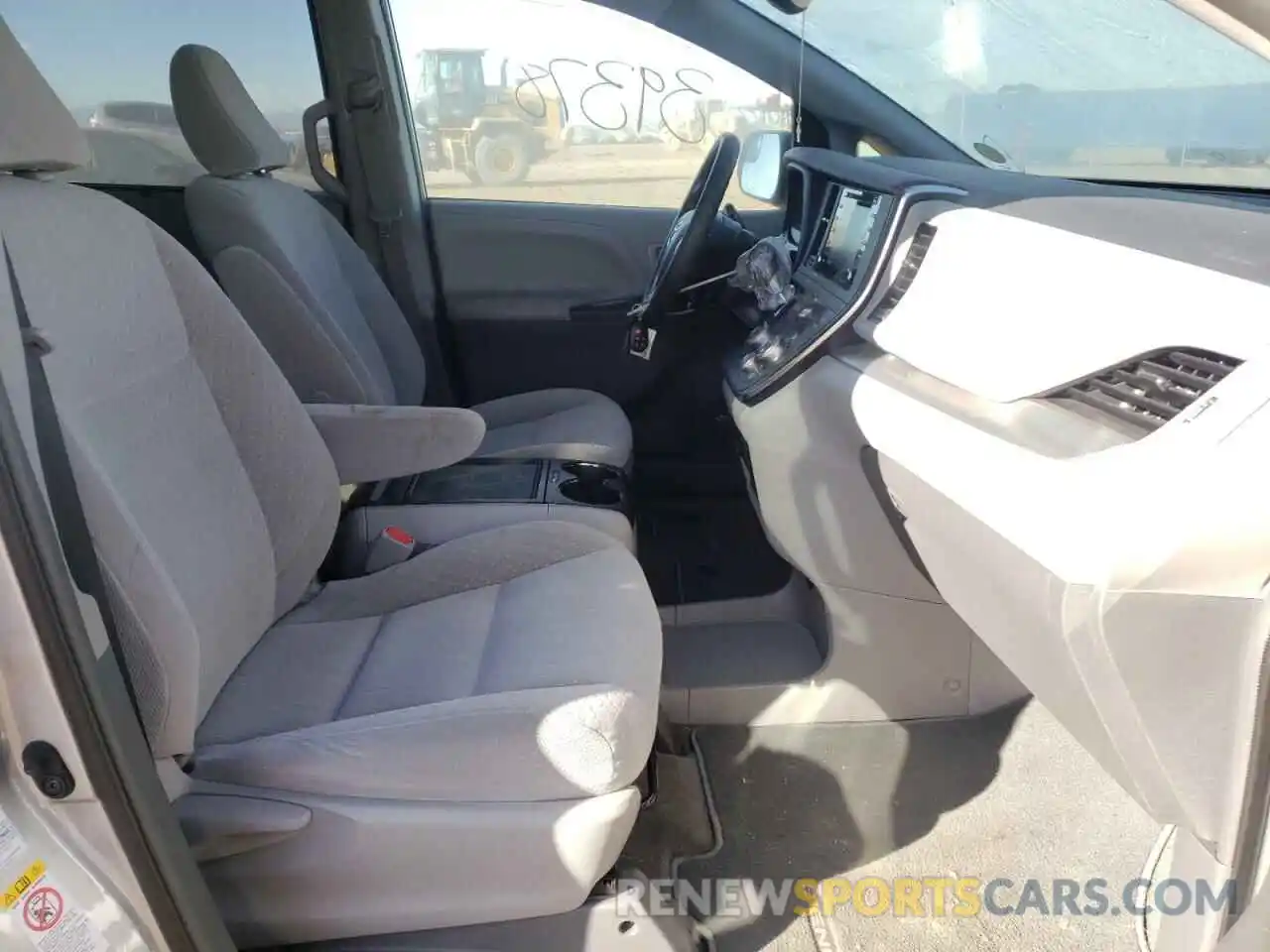 5 Photograph of a damaged car 5TDJZ3DC1KS210297 TOYOTA SIENNA 2019