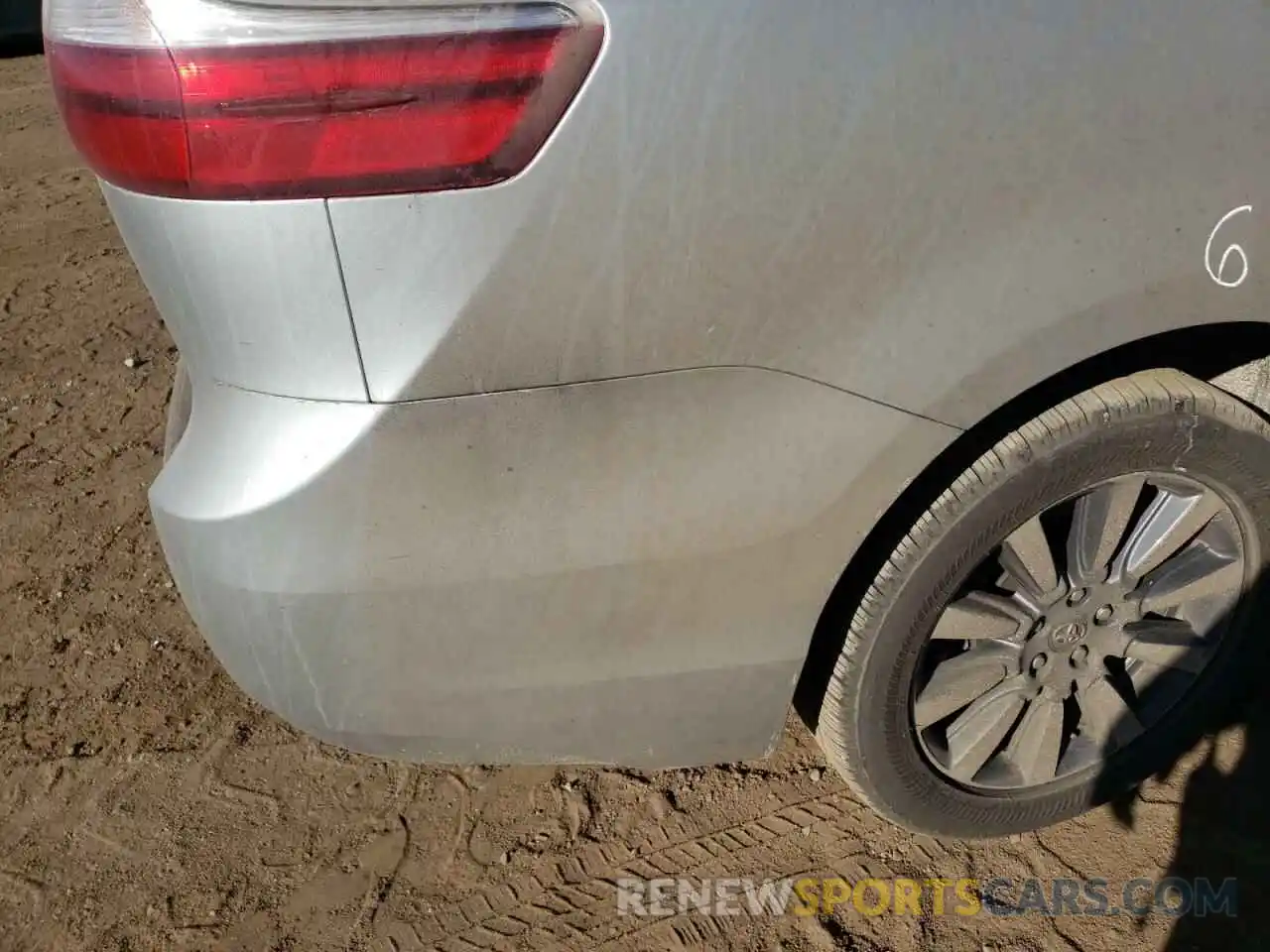 9 Photograph of a damaged car 5TDJZ3DC1KS210297 TOYOTA SIENNA 2019