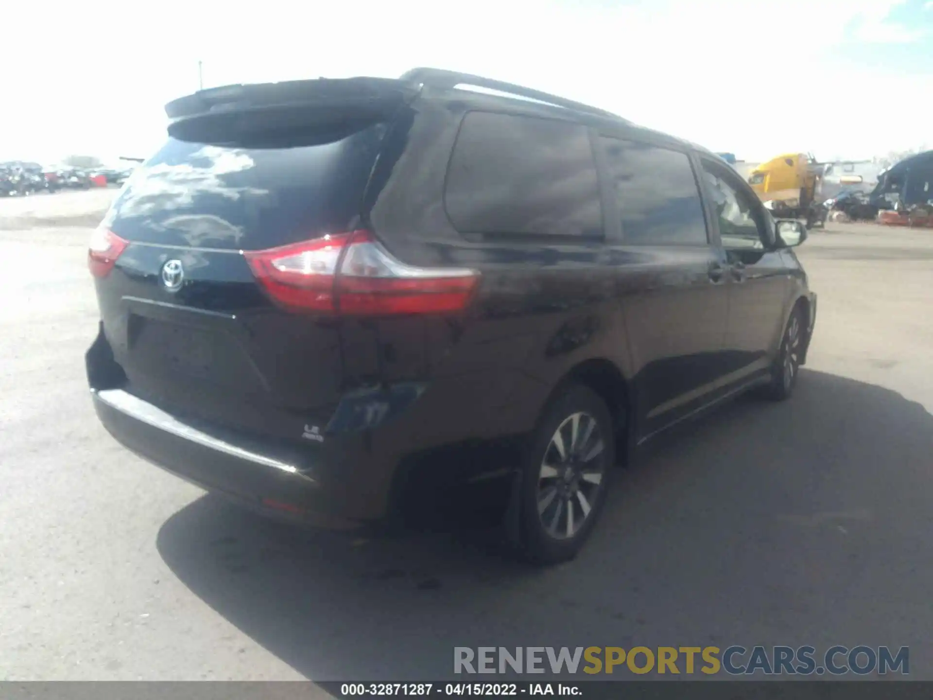 4 Photograph of a damaged car 5TDJZ3DC1KS218349 TOYOTA SIENNA 2019