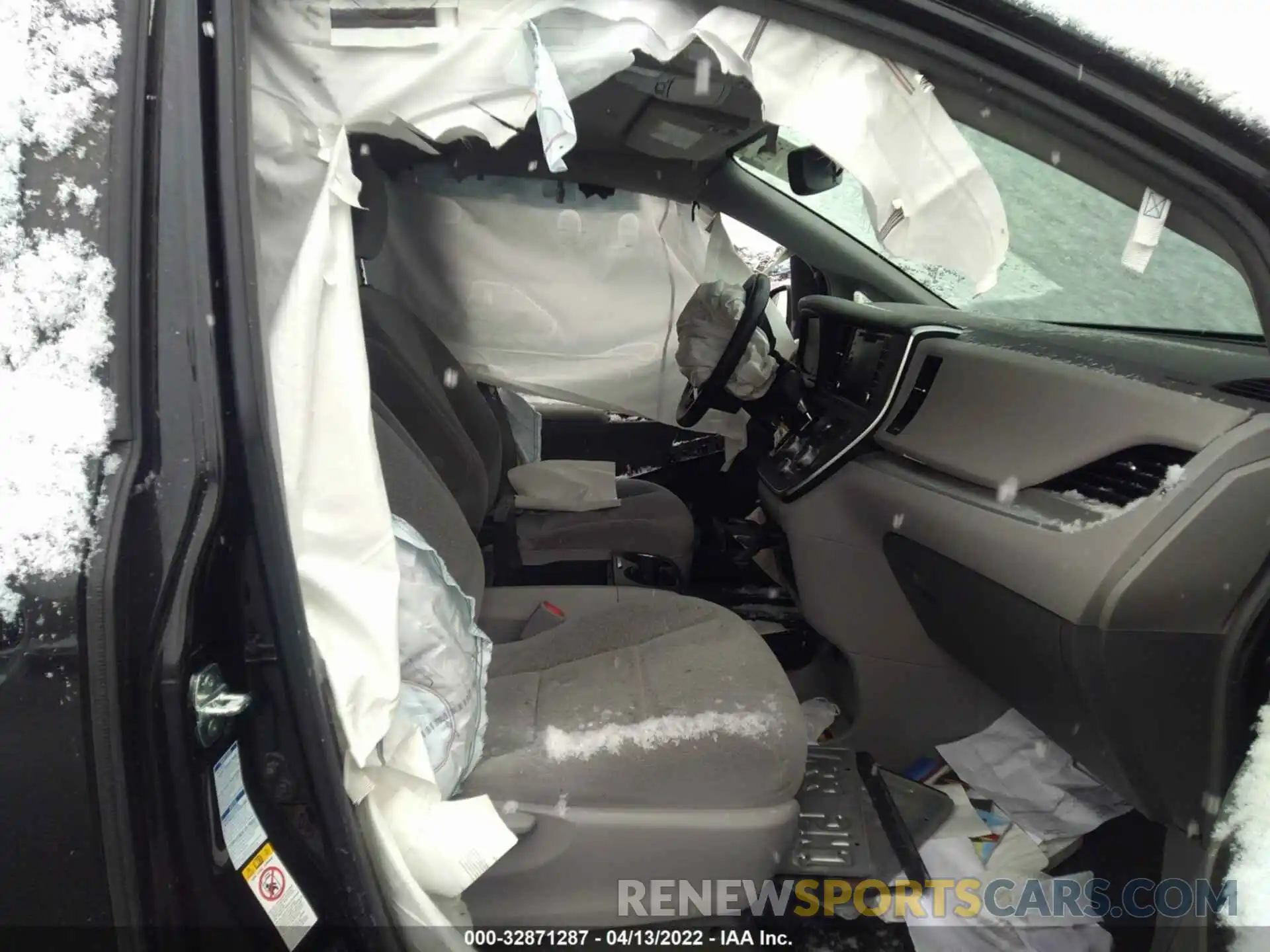 5 Photograph of a damaged car 5TDJZ3DC1KS218349 TOYOTA SIENNA 2019