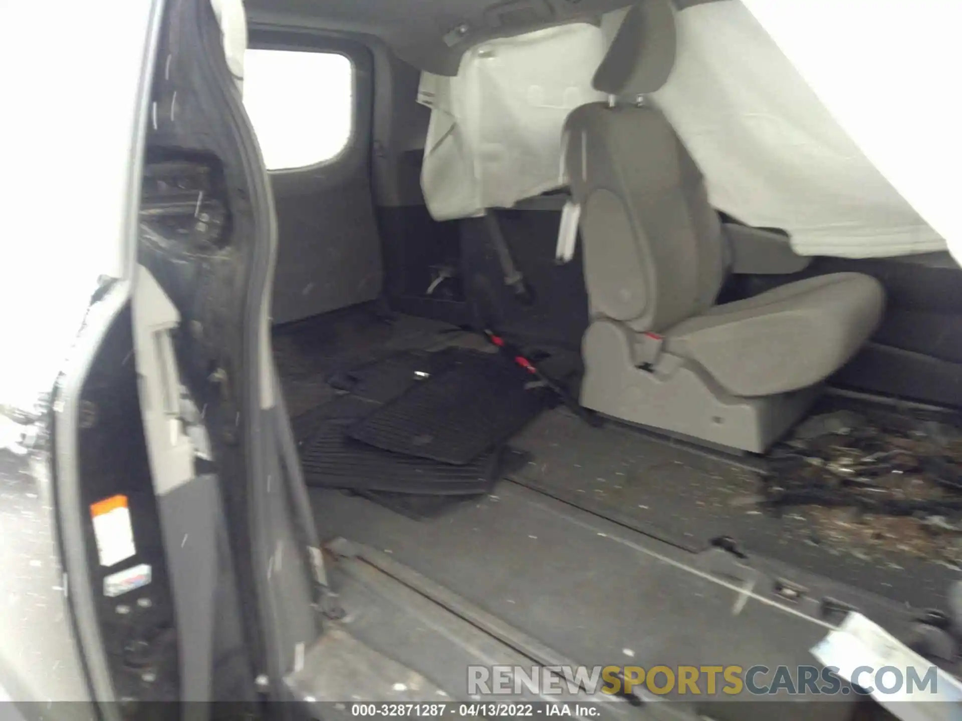 8 Photograph of a damaged car 5TDJZ3DC1KS218349 TOYOTA SIENNA 2019