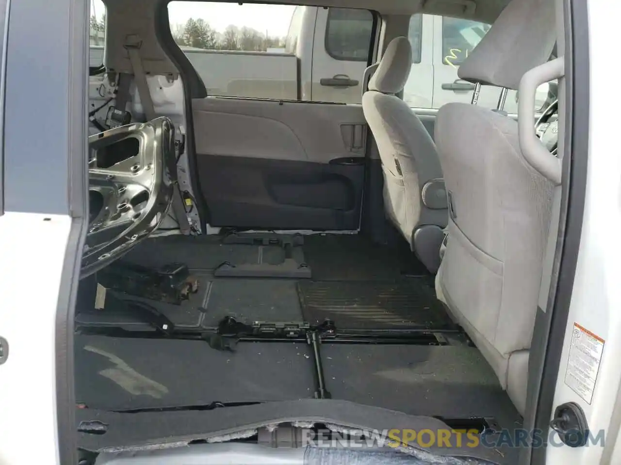 6 Photograph of a damaged car 5TDJZ3DC1KS219808 TOYOTA SIENNA 2019