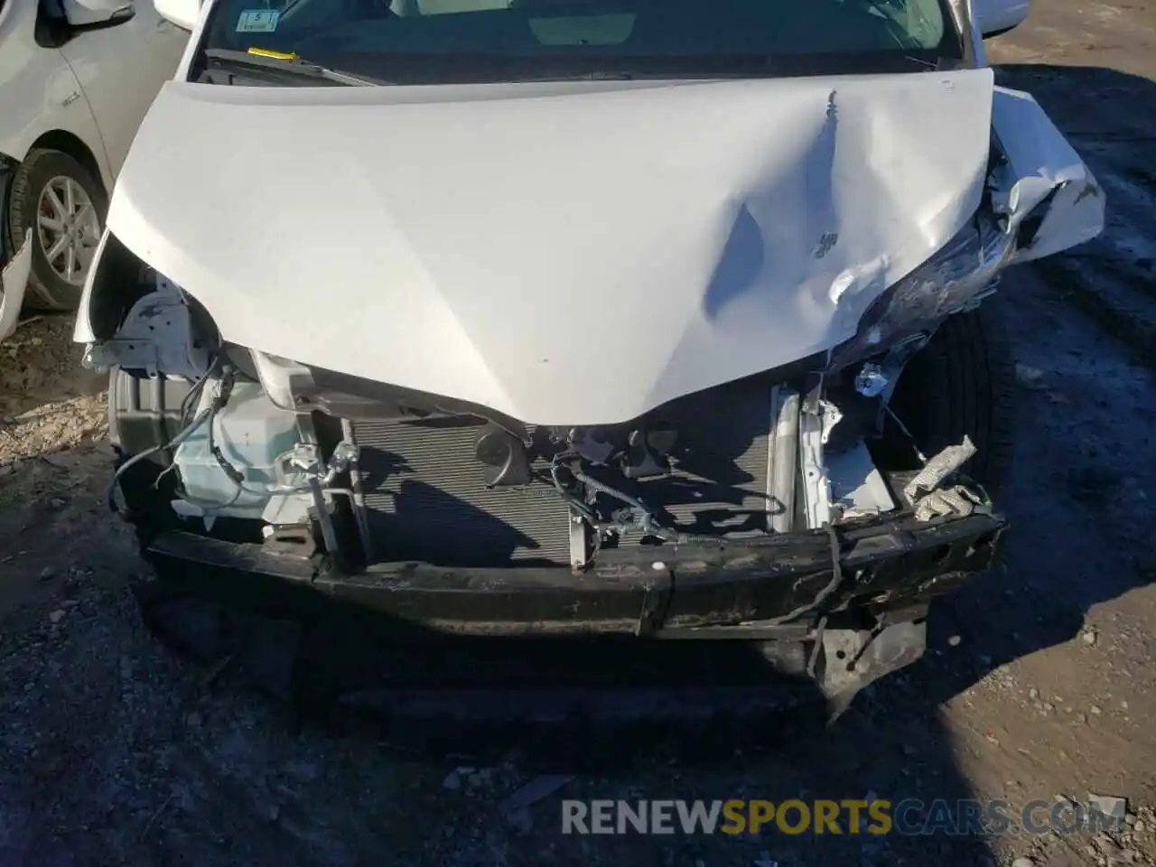 9 Photograph of a damaged car 5TDJZ3DC1KS223017 TOYOTA SIENNA 2019