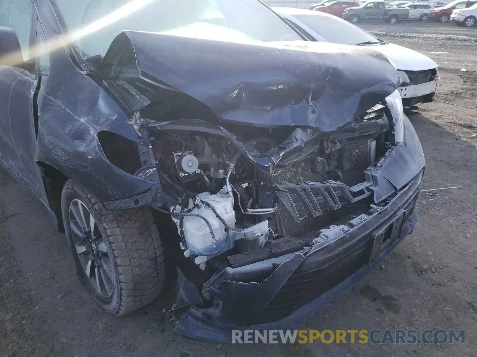 9 Photograph of a damaged car 5TDJZ3DC1KS225933 TOYOTA SIENNA 2019