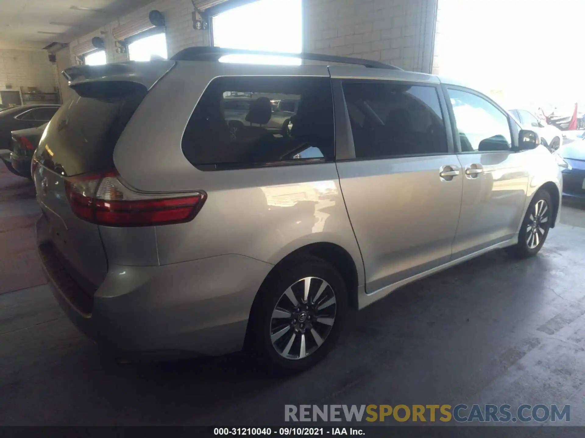 4 Photograph of a damaged car 5TDJZ3DC2KS210714 TOYOTA SIENNA 2019