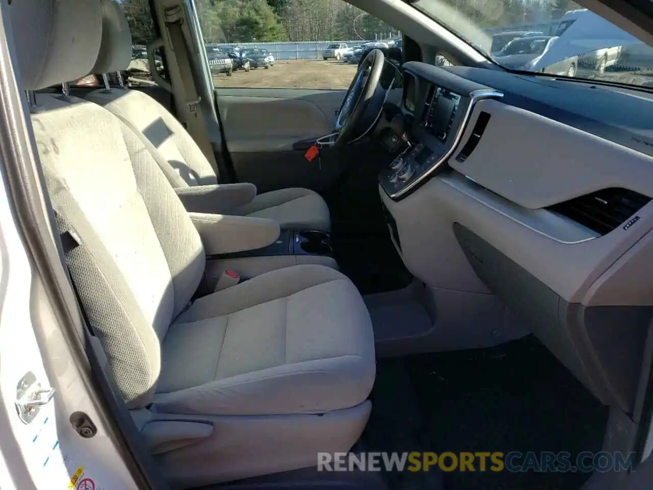 5 Photograph of a damaged car 5TDJZ3DC3KS212357 TOYOTA SIENNA 2019