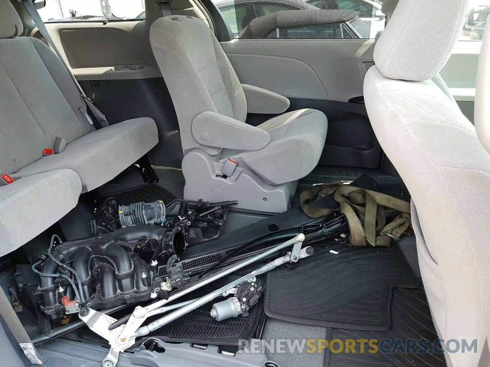 6 Photograph of a damaged car 5TDJZ3DC3KS220619 TOYOTA SIENNA 2019