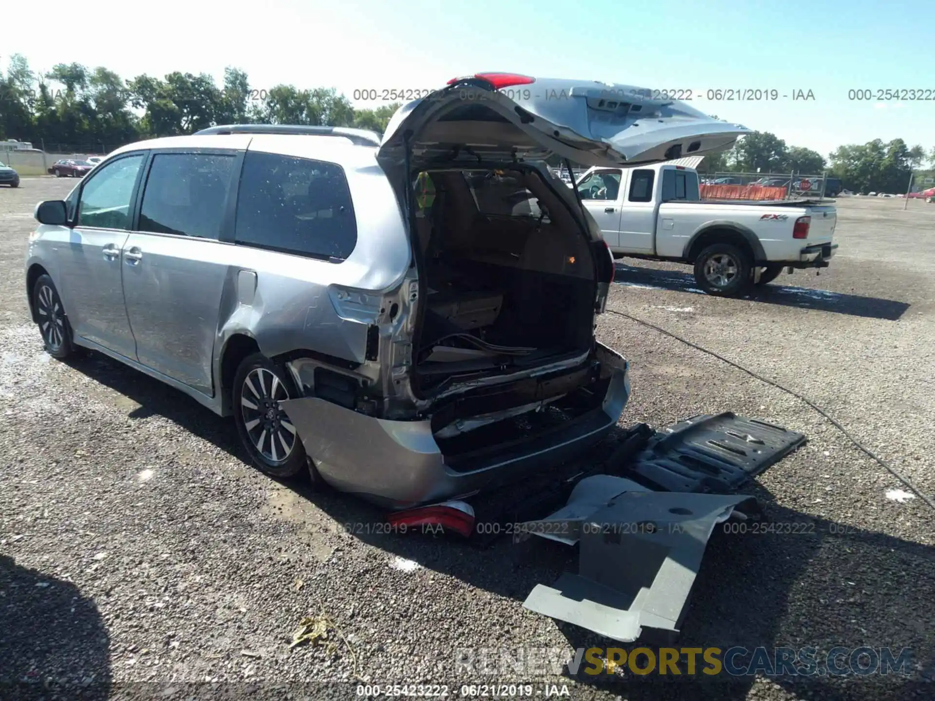 3 Фотография поврежденного автомобиля 5TDJZ3DC3KS227232 TOYOTA SIENNA 2019