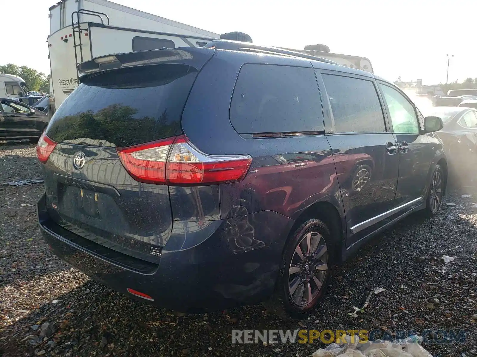 4 Photograph of a damaged car 5TDJZ3DC4KS222220 TOYOTA SIENNA 2019