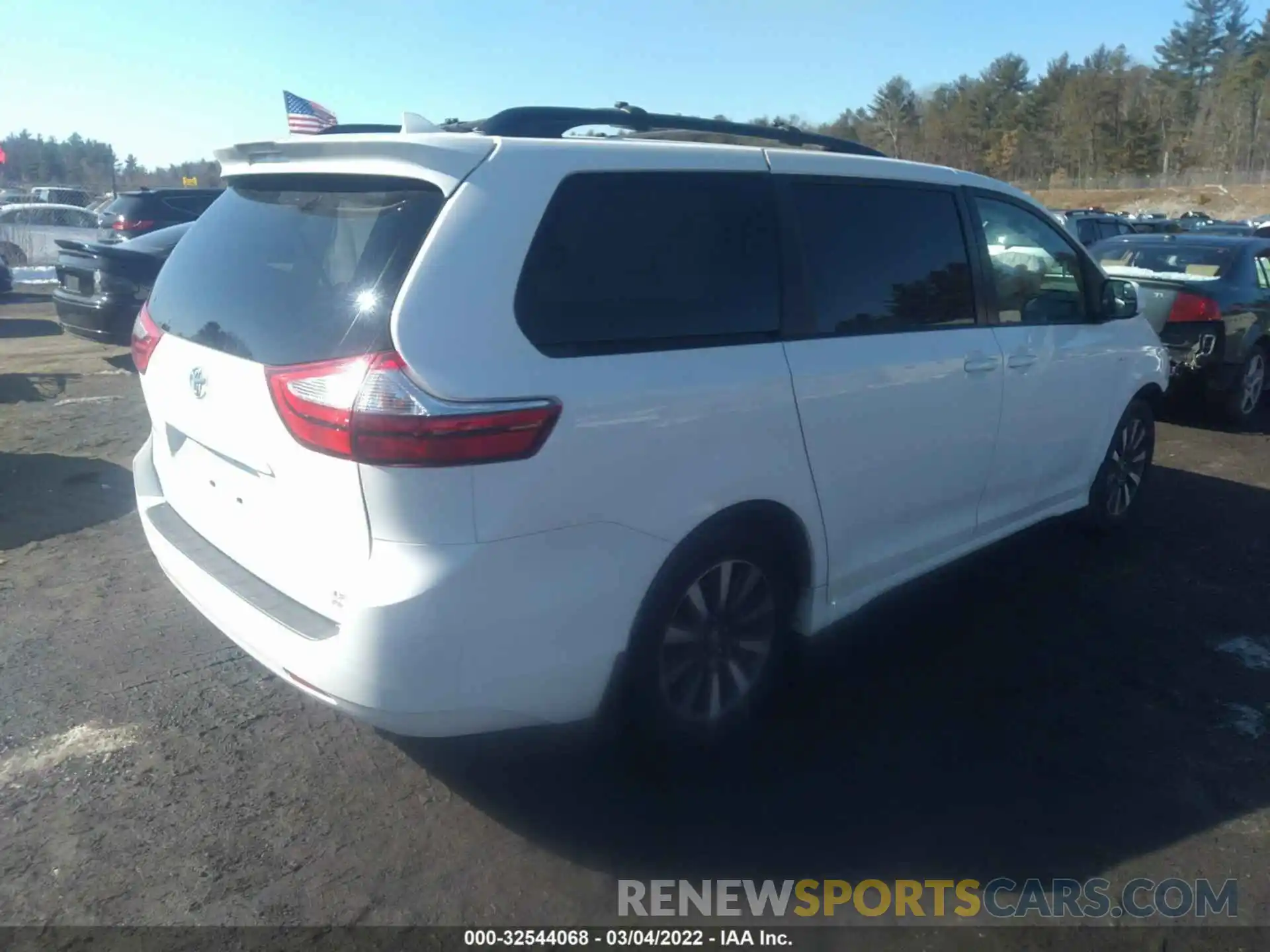 4 Photograph of a damaged car 5TDJZ3DC5KS221304 TOYOTA SIENNA 2019