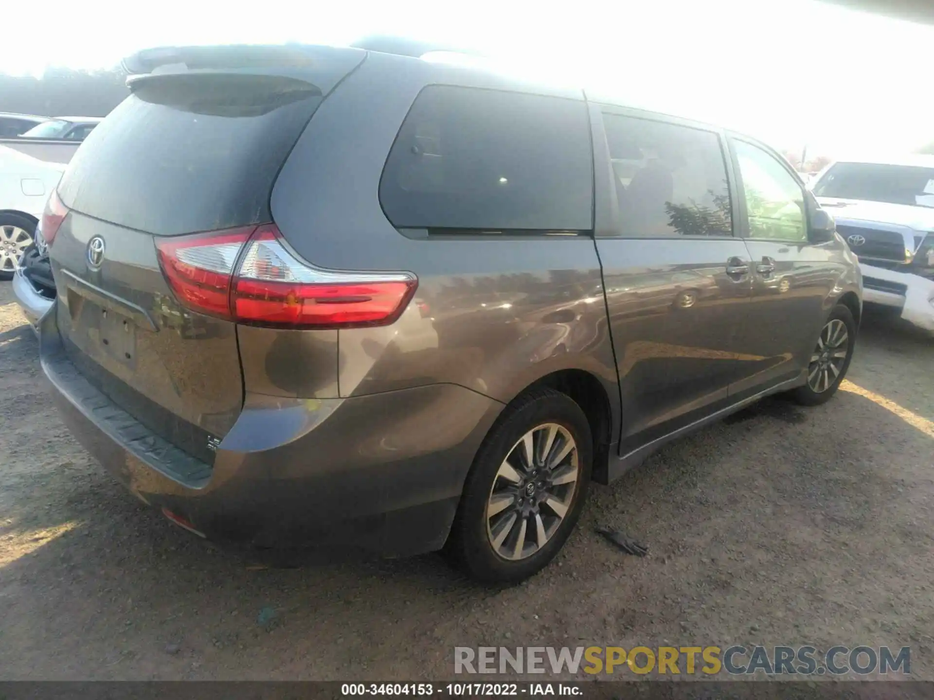 4 Photograph of a damaged car 5TDJZ3DC5KS225546 TOYOTA SIENNA 2019