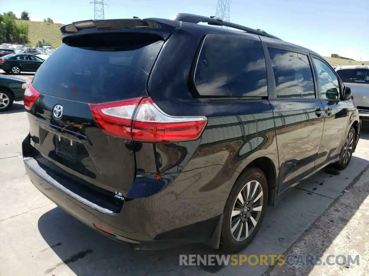 4 Photograph of a damaged car 5TDJZ3DC7KS226133 TOYOTA SIENNA 2019