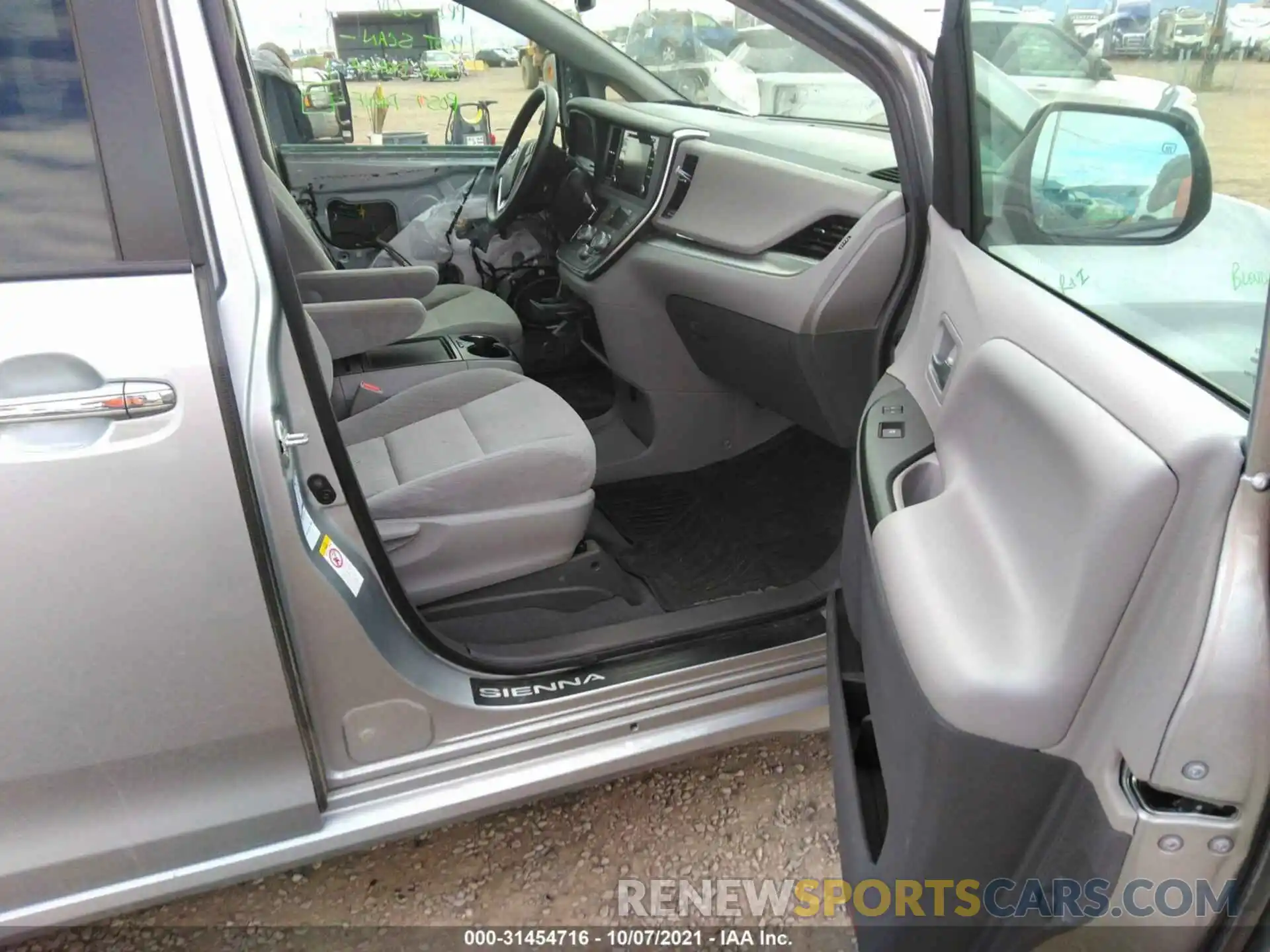 5 Photograph of a damaged car 5TDJZ3DC8KS221152 TOYOTA SIENNA 2019