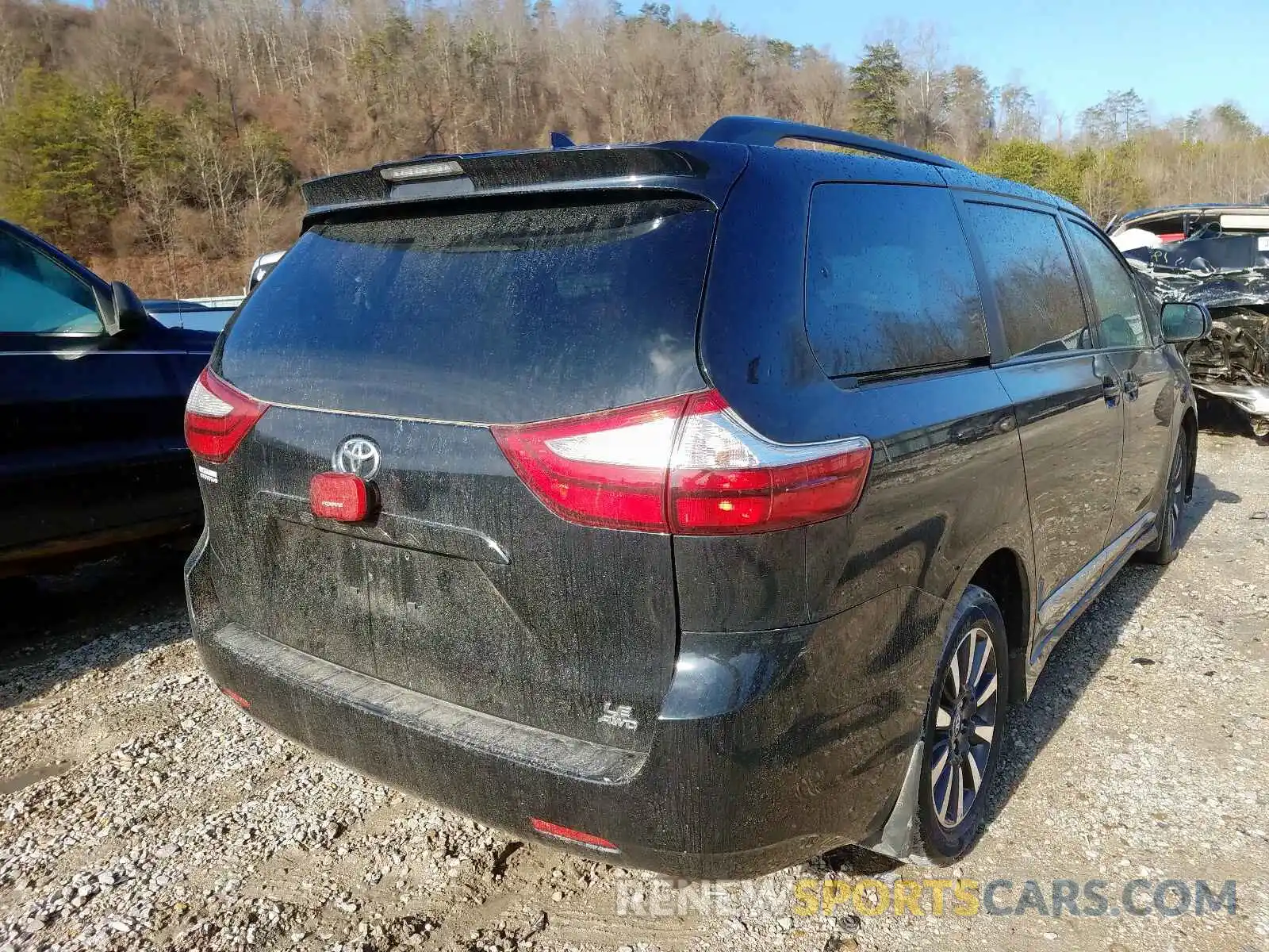 4 Photograph of a damaged car 5TDJZ3DC8KS224052 TOYOTA SIENNA 2019