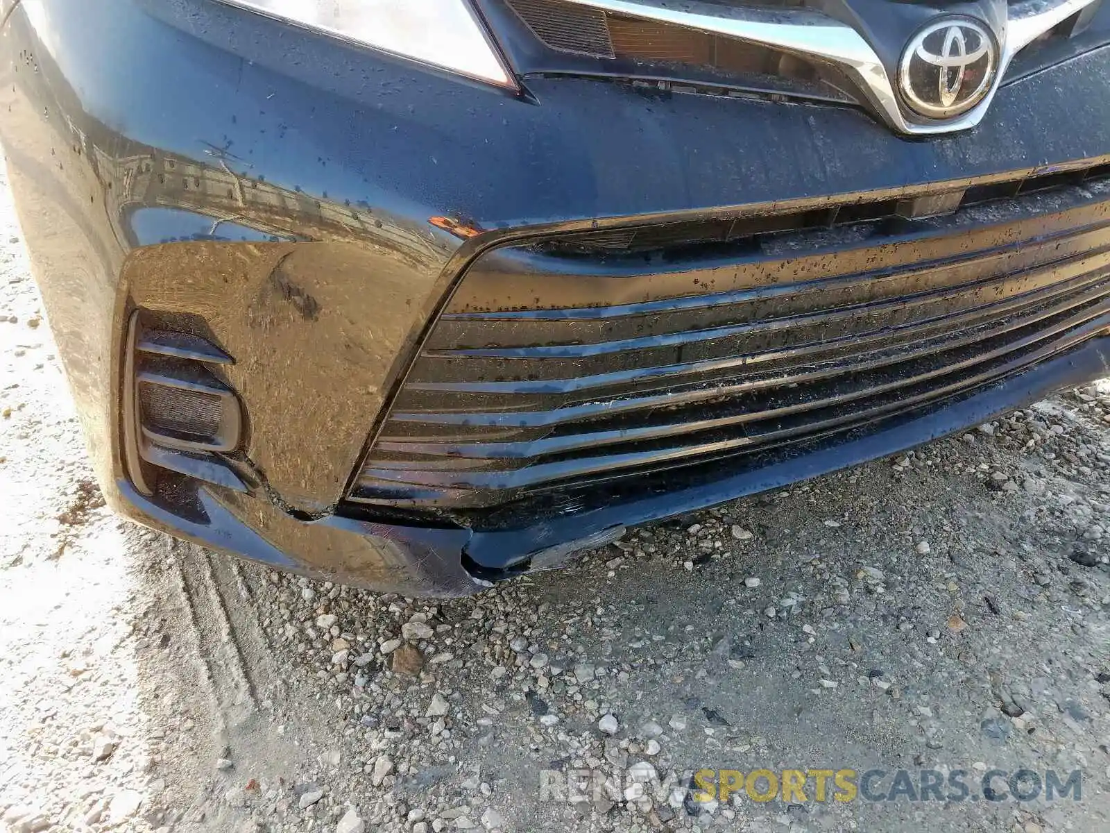 9 Photograph of a damaged car 5TDJZ3DC8KS224052 TOYOTA SIENNA 2019