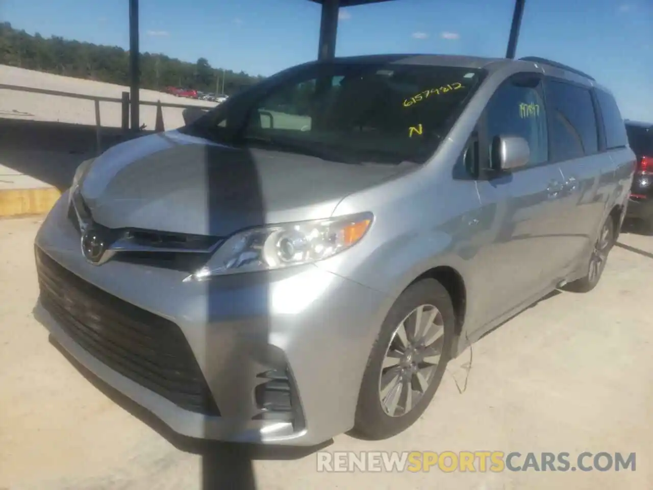 2 Photograph of a damaged car 5TDJZ3DC9KS214016 TOYOTA SIENNA 2019