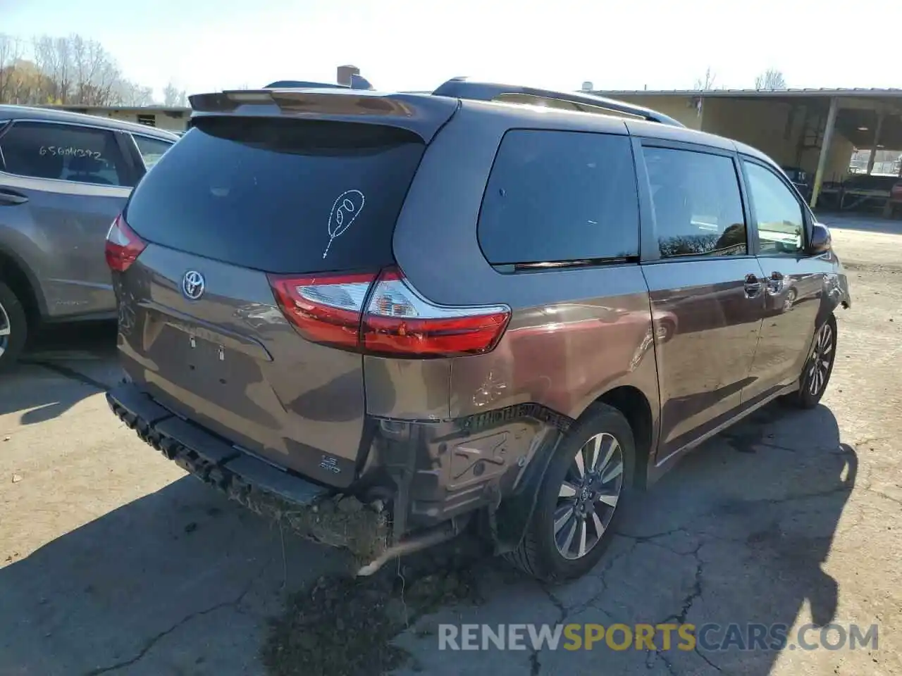 4 Photograph of a damaged car 5TDJZ3DC9KS214260 TOYOTA SIENNA 2019