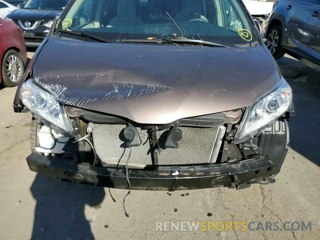 9 Photograph of a damaged car 5TDJZ3DC9KS214260 TOYOTA SIENNA 2019