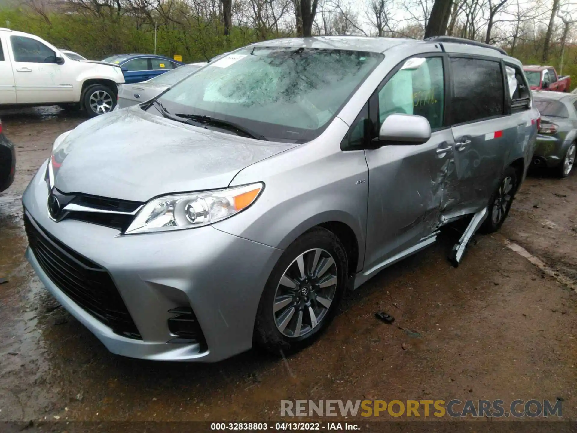 2 Photograph of a damaged car 5TDJZ3DC9KS218860 TOYOTA SIENNA 2019