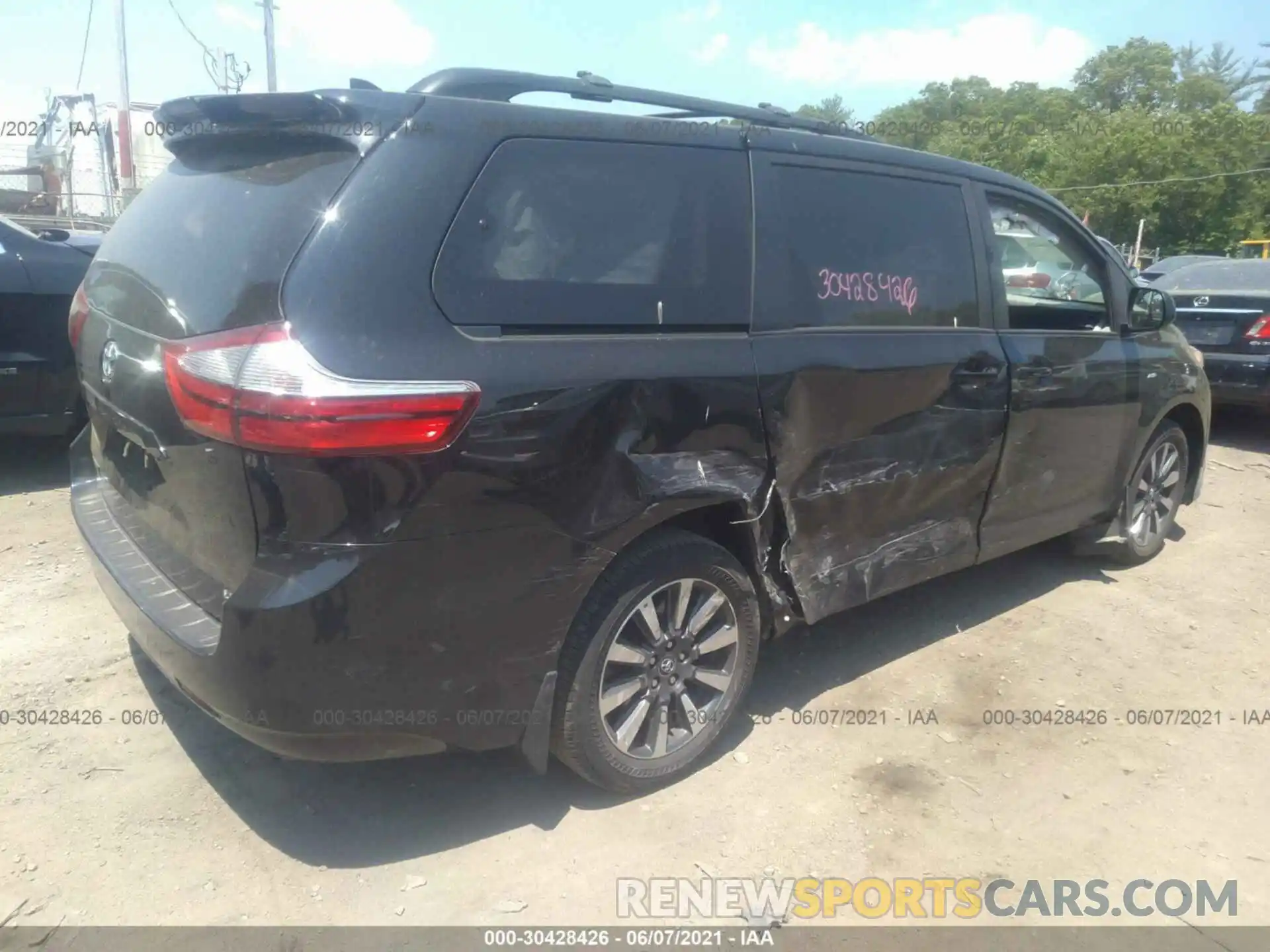 4 Photograph of a damaged car 5TDJZ3DCXKS221136 TOYOTA SIENNA 2019