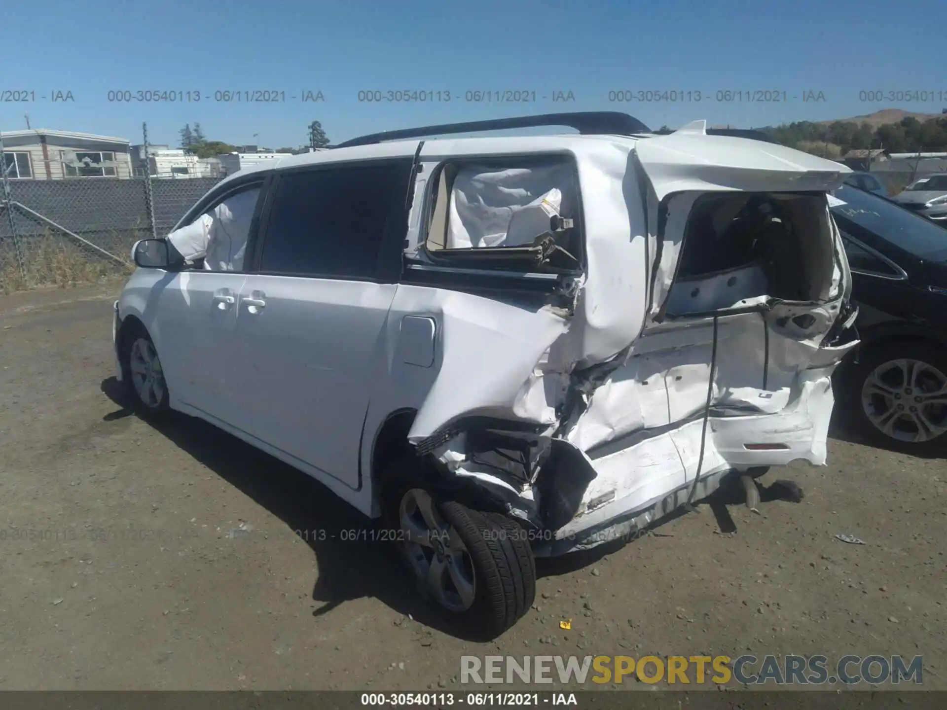 3 Photograph of a damaged car 5TDKZ3DC0KS002366 TOYOTA SIENNA 2019