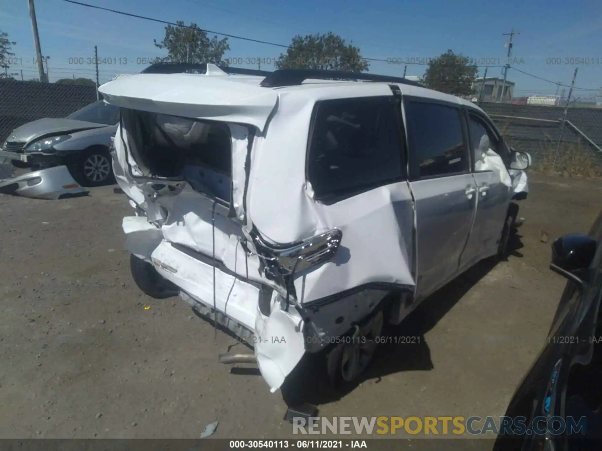 4 Photograph of a damaged car 5TDKZ3DC0KS002366 TOYOTA SIENNA 2019