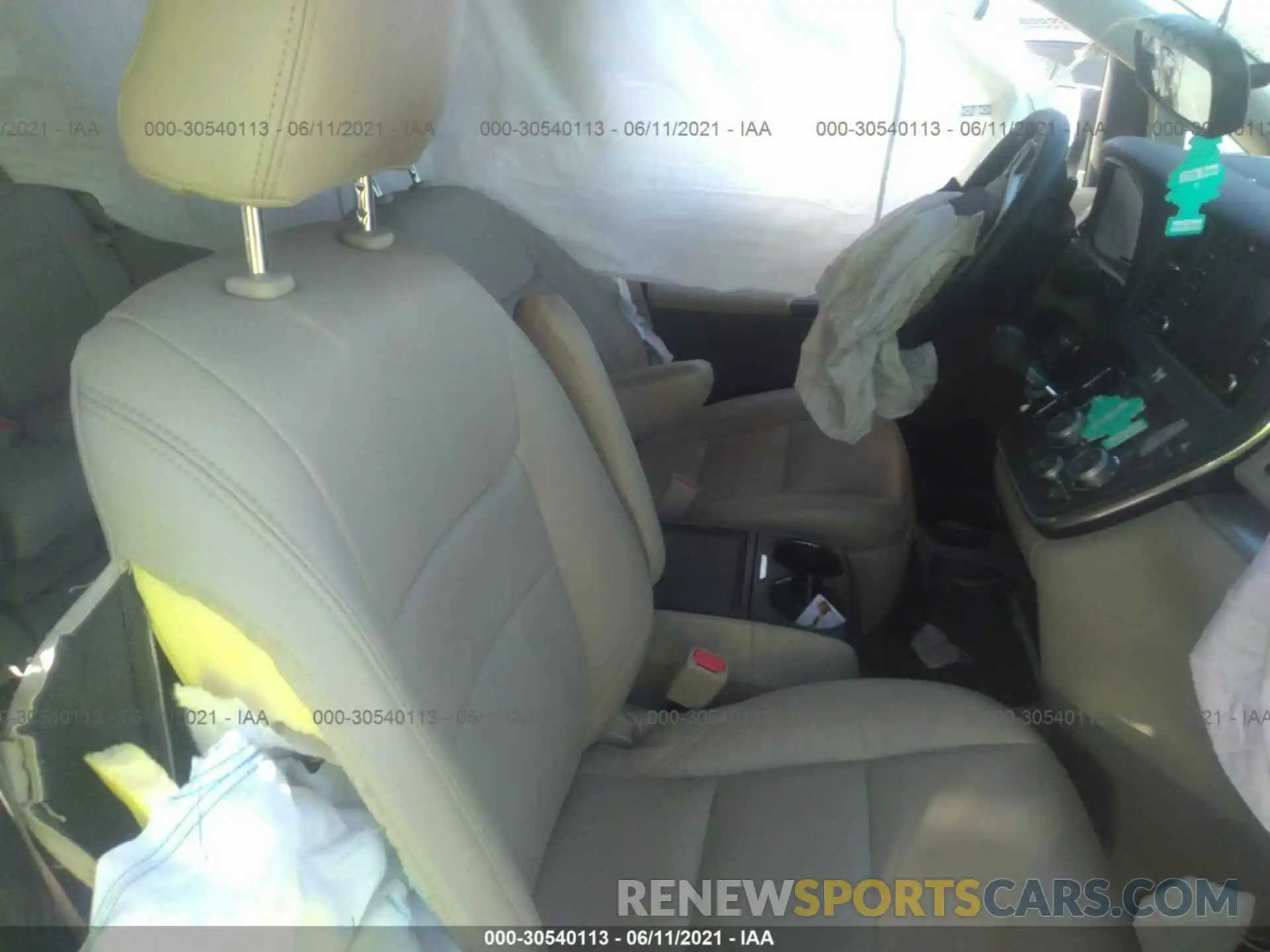 5 Photograph of a damaged car 5TDKZ3DC0KS002366 TOYOTA SIENNA 2019