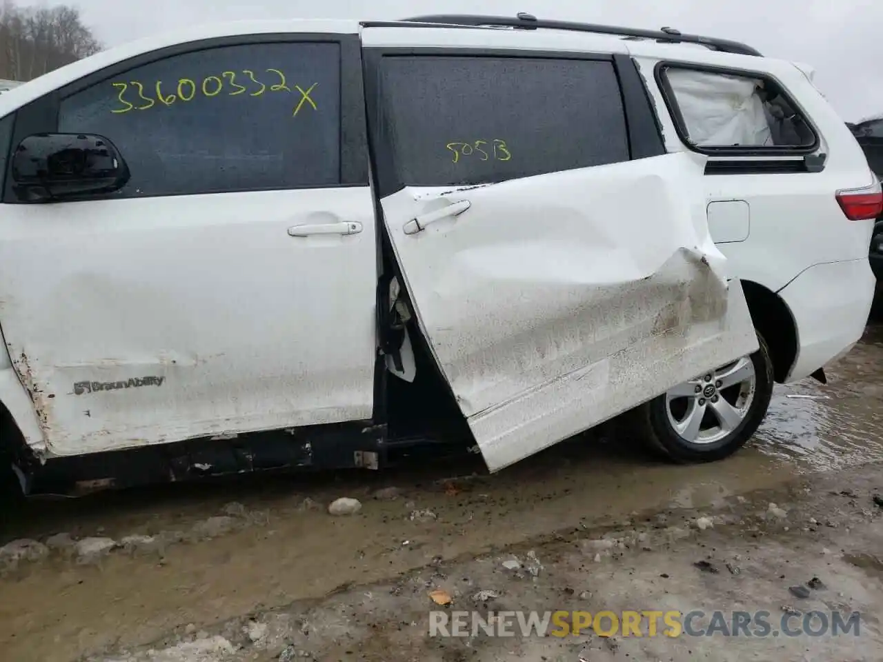 9 Photograph of a damaged car 5TDKZ3DC0KS009155 TOYOTA SIENNA 2019