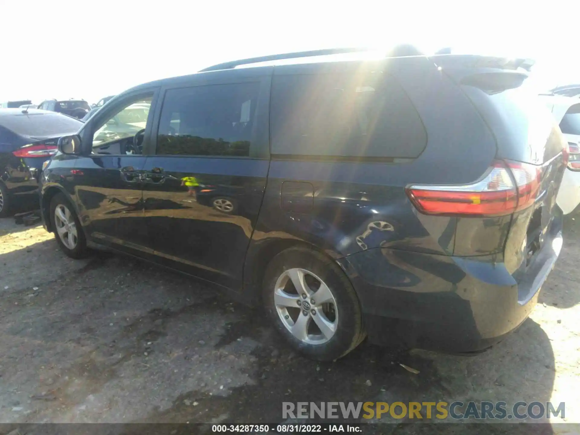 3 Photograph of a damaged car 5TDKZ3DC0KS012962 TOYOTA SIENNA 2019