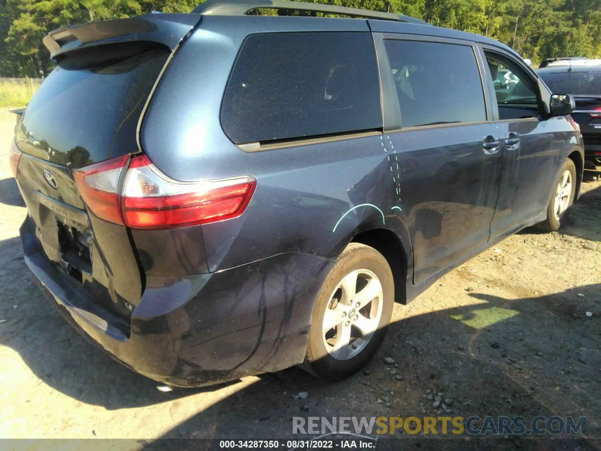 4 Photograph of a damaged car 5TDKZ3DC0KS012962 TOYOTA SIENNA 2019