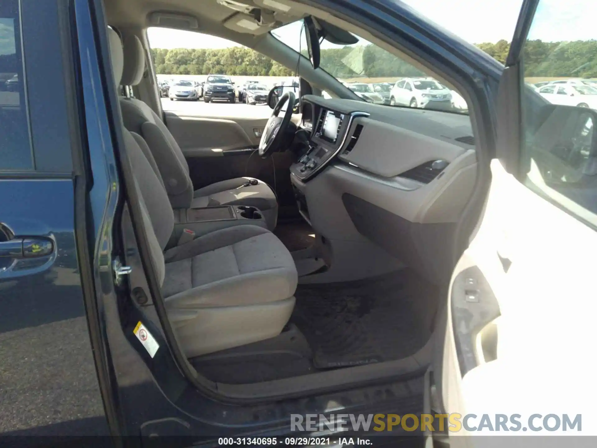 5 Photograph of a damaged car 5TDKZ3DC0KS016560 TOYOTA SIENNA 2019