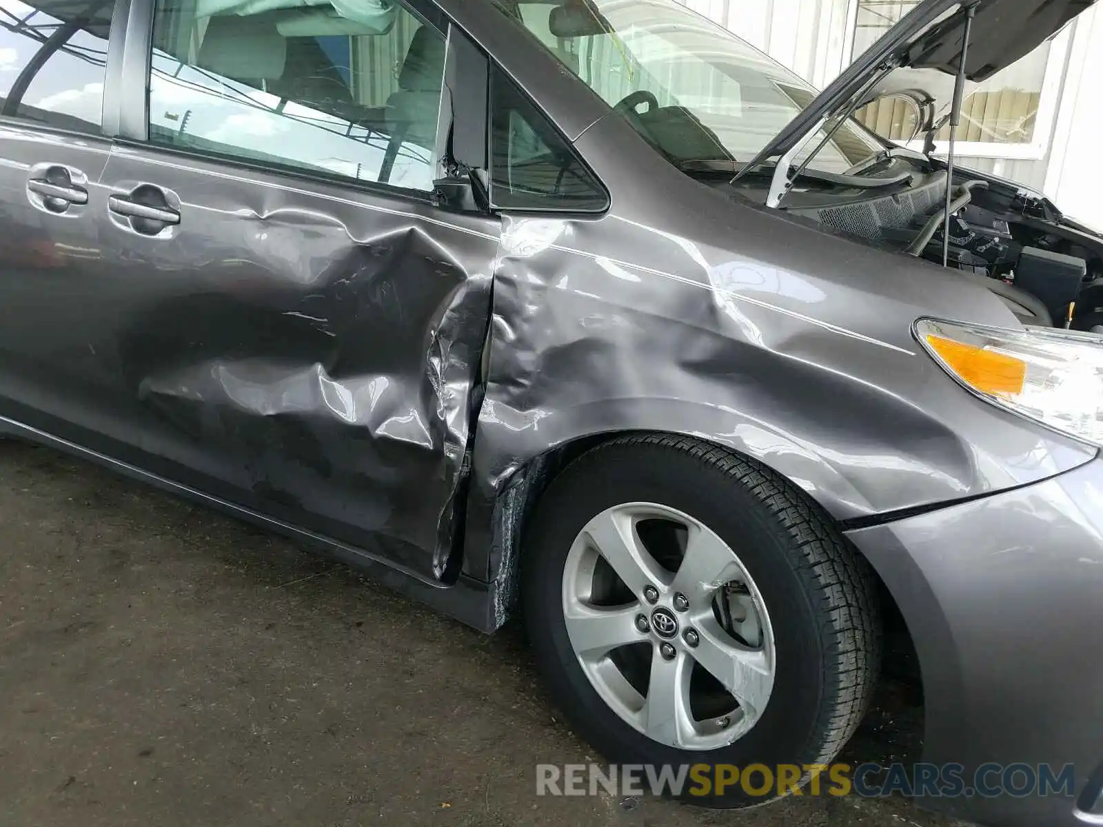 9 Photograph of a damaged car 5TDKZ3DC0KS017983 TOYOTA SIENNA 2019