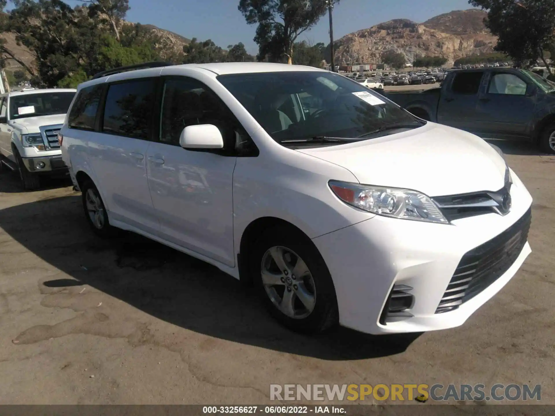 1 Photograph of a damaged car 5TDKZ3DC0KS972587 TOYOTA SIENNA 2019