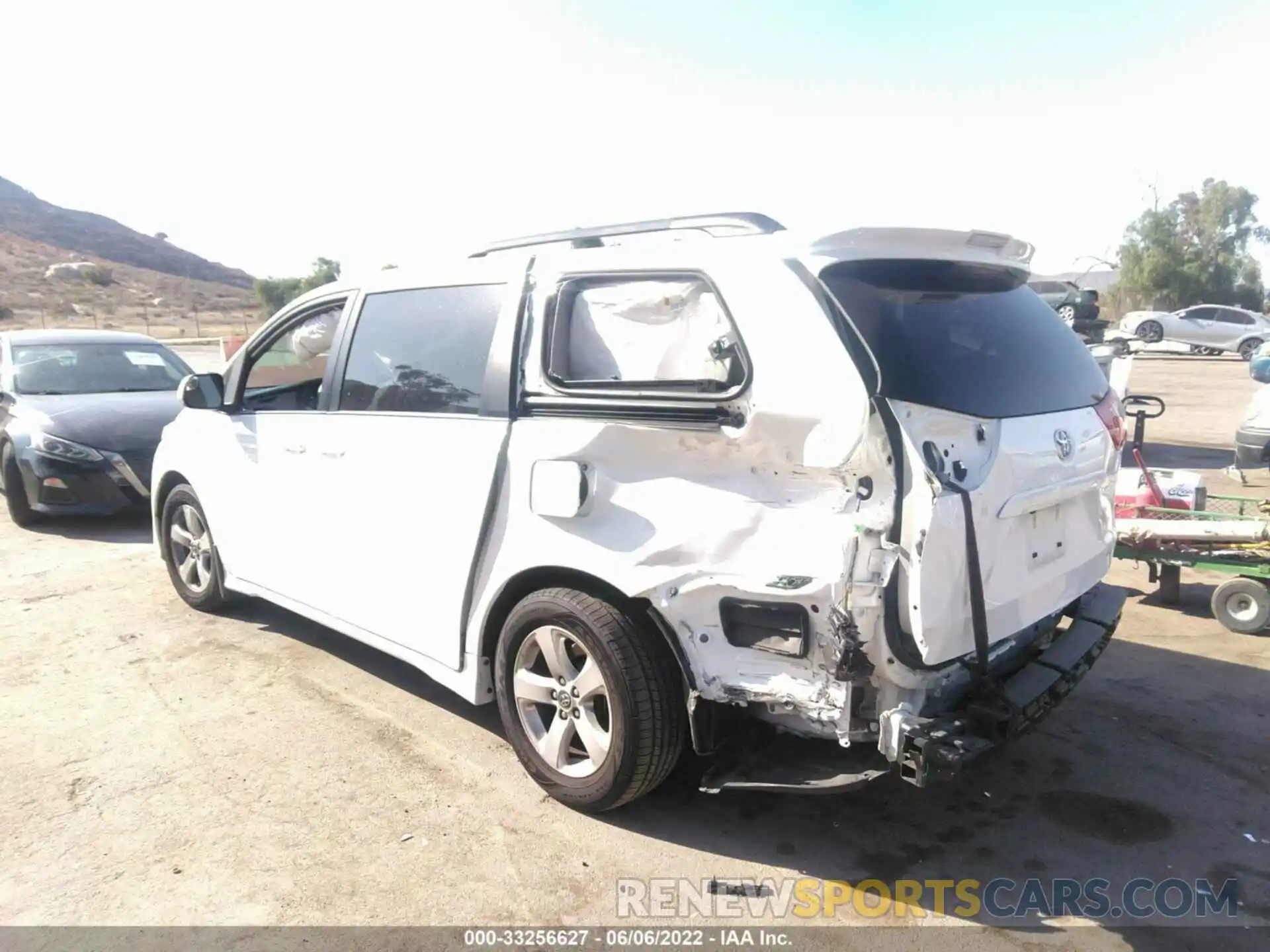 3 Фотография поврежденного автомобиля 5TDKZ3DC0KS972587 TOYOTA SIENNA 2019