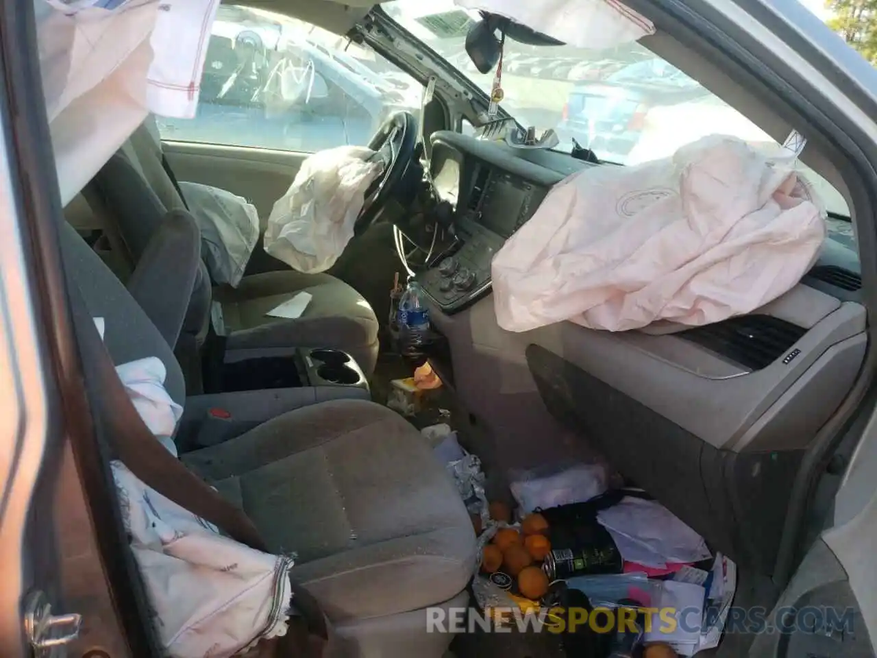 5 Photograph of a damaged car 5TDKZ3DC0KS972668 TOYOTA SIENNA 2019