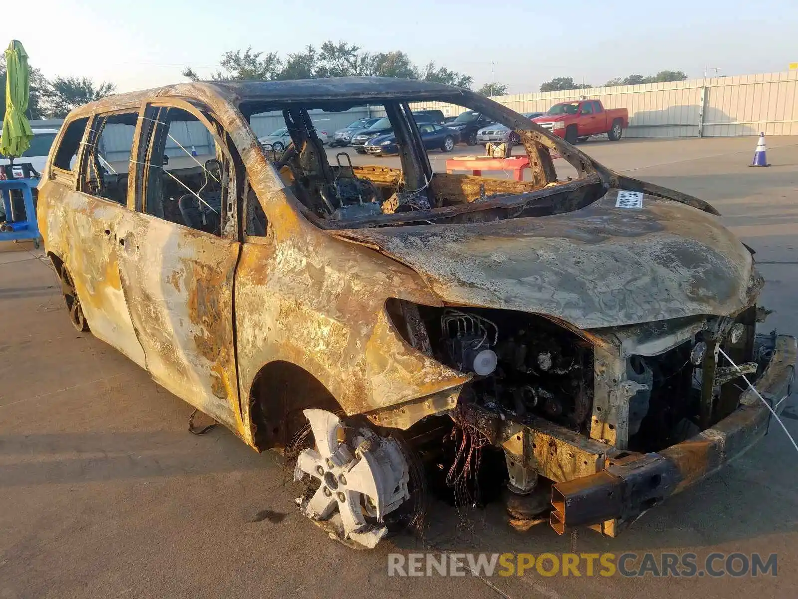 1 Photograph of a damaged car 5TDKZ3DC0KS975103 TOYOTA SIENNA 2019