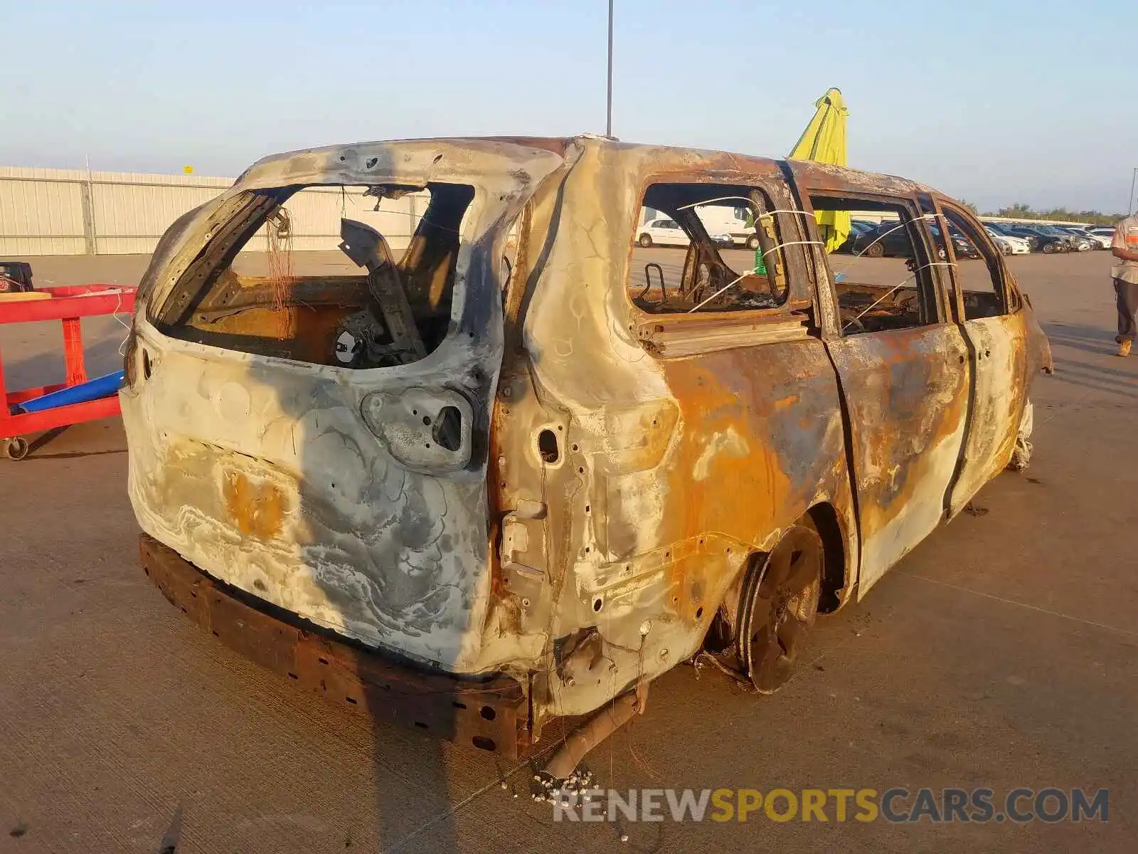 4 Photograph of a damaged car 5TDKZ3DC0KS975103 TOYOTA SIENNA 2019