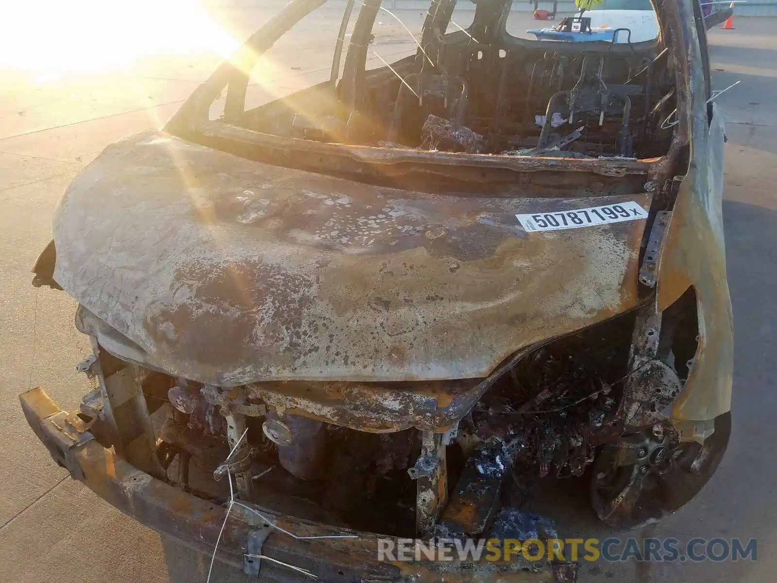 9 Photograph of a damaged car 5TDKZ3DC0KS975103 TOYOTA SIENNA 2019