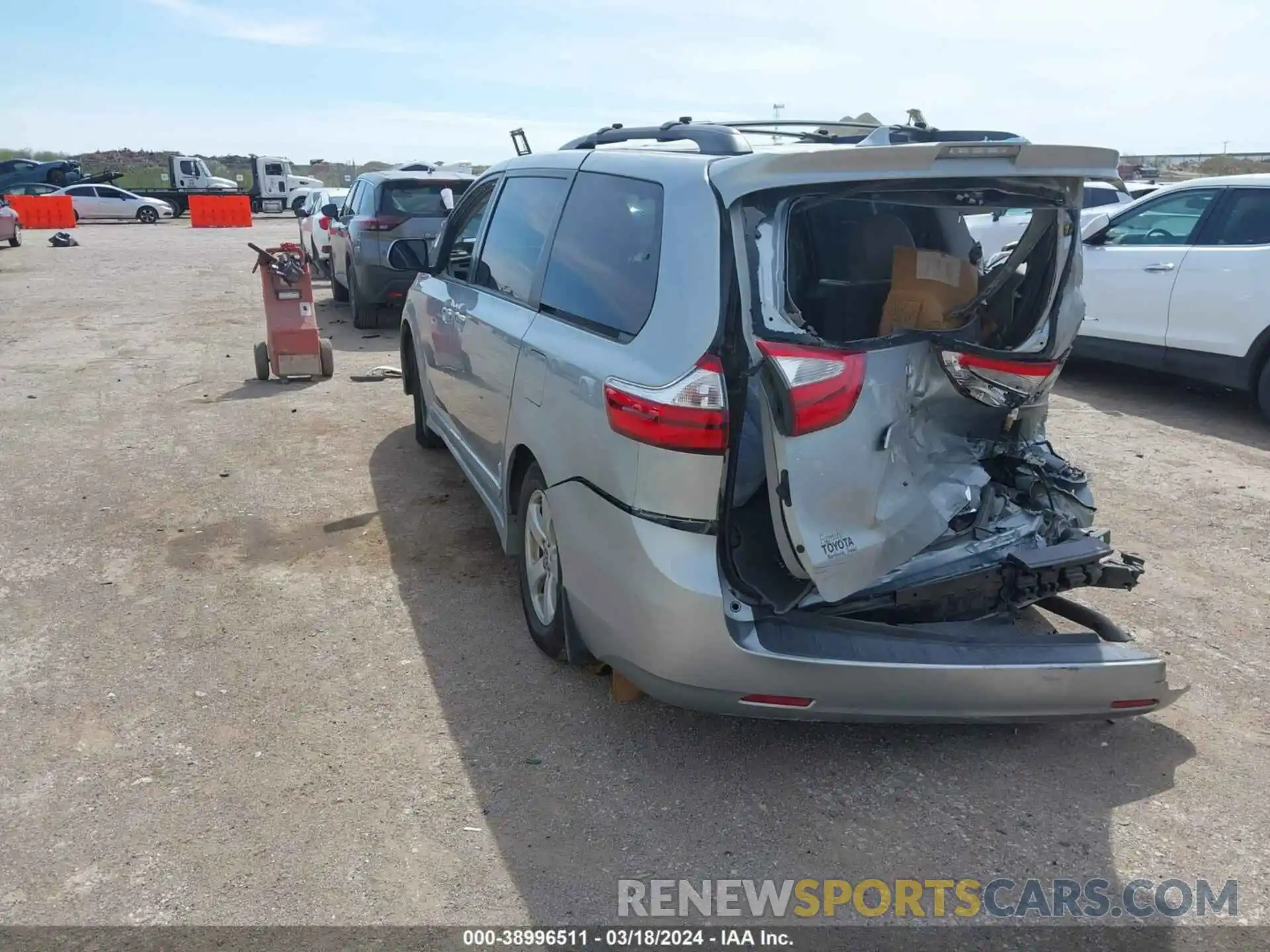 3 Фотография поврежденного автомобиля 5TDKZ3DC0KS975439 TOYOTA SIENNA 2019