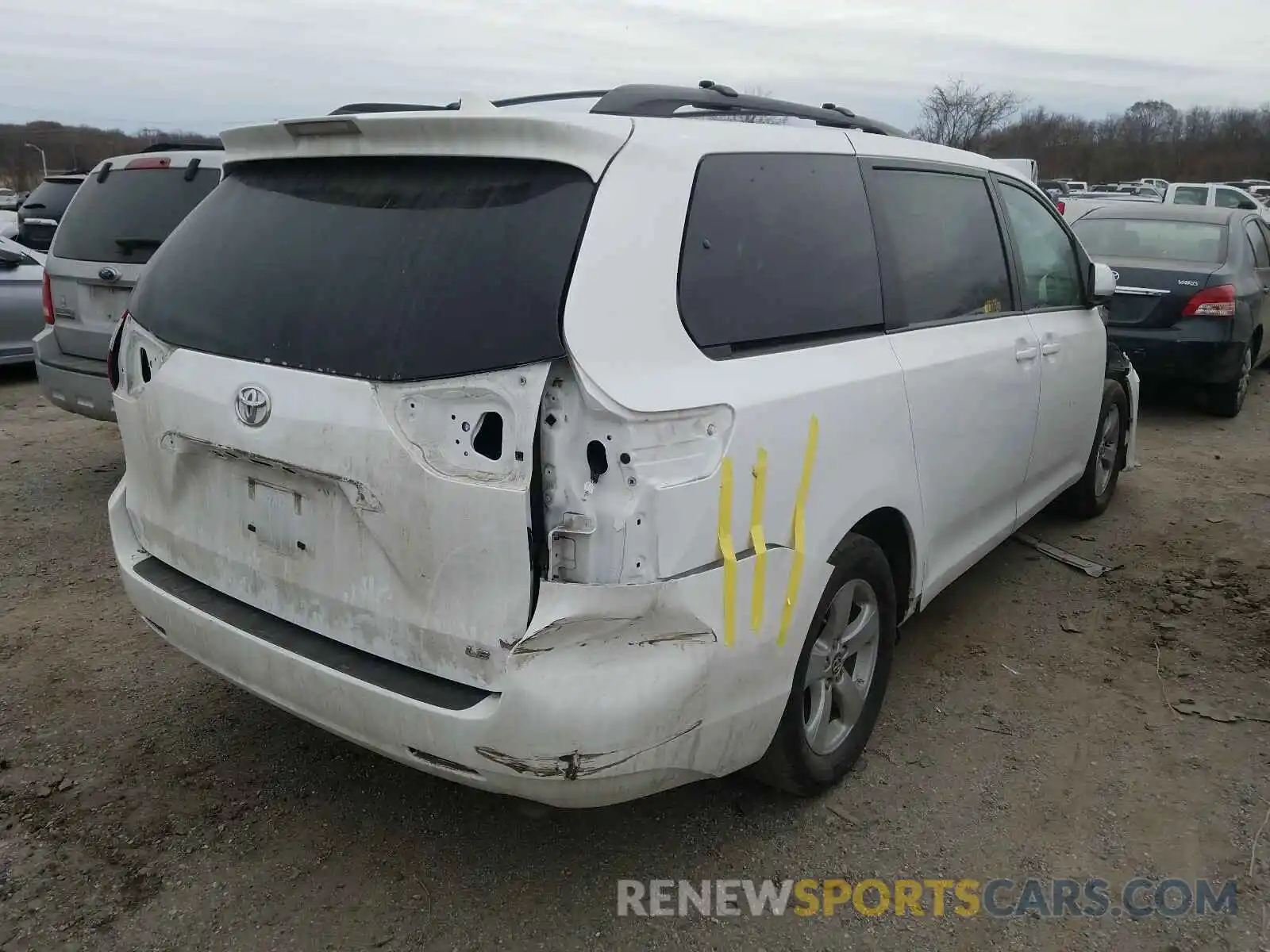 4 Photograph of a damaged car 5TDKZ3DC0KS979796 TOYOTA SIENNA 2019