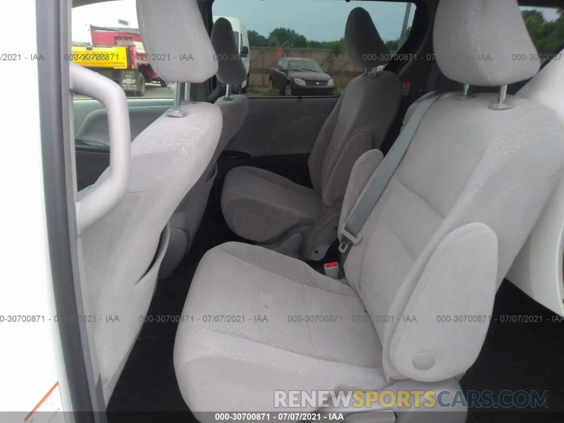 8 Photograph of a damaged car 5TDKZ3DC0KS979829 TOYOTA SIENNA 2019