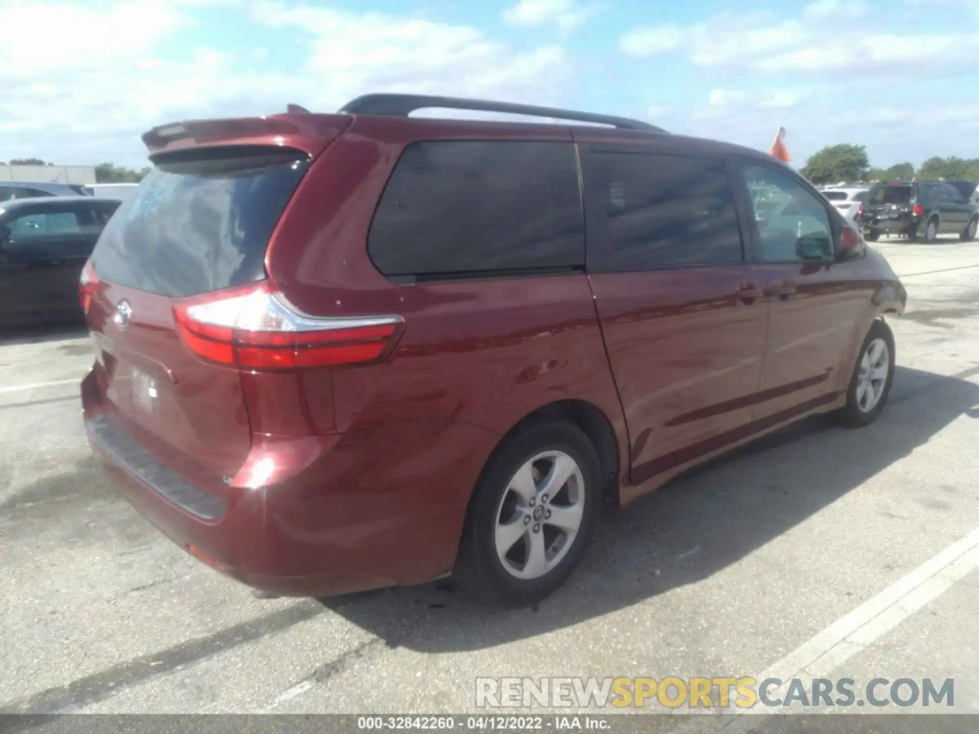 4 Фотография поврежденного автомобиля 5TDKZ3DC0KS985257 TOYOTA SIENNA 2019