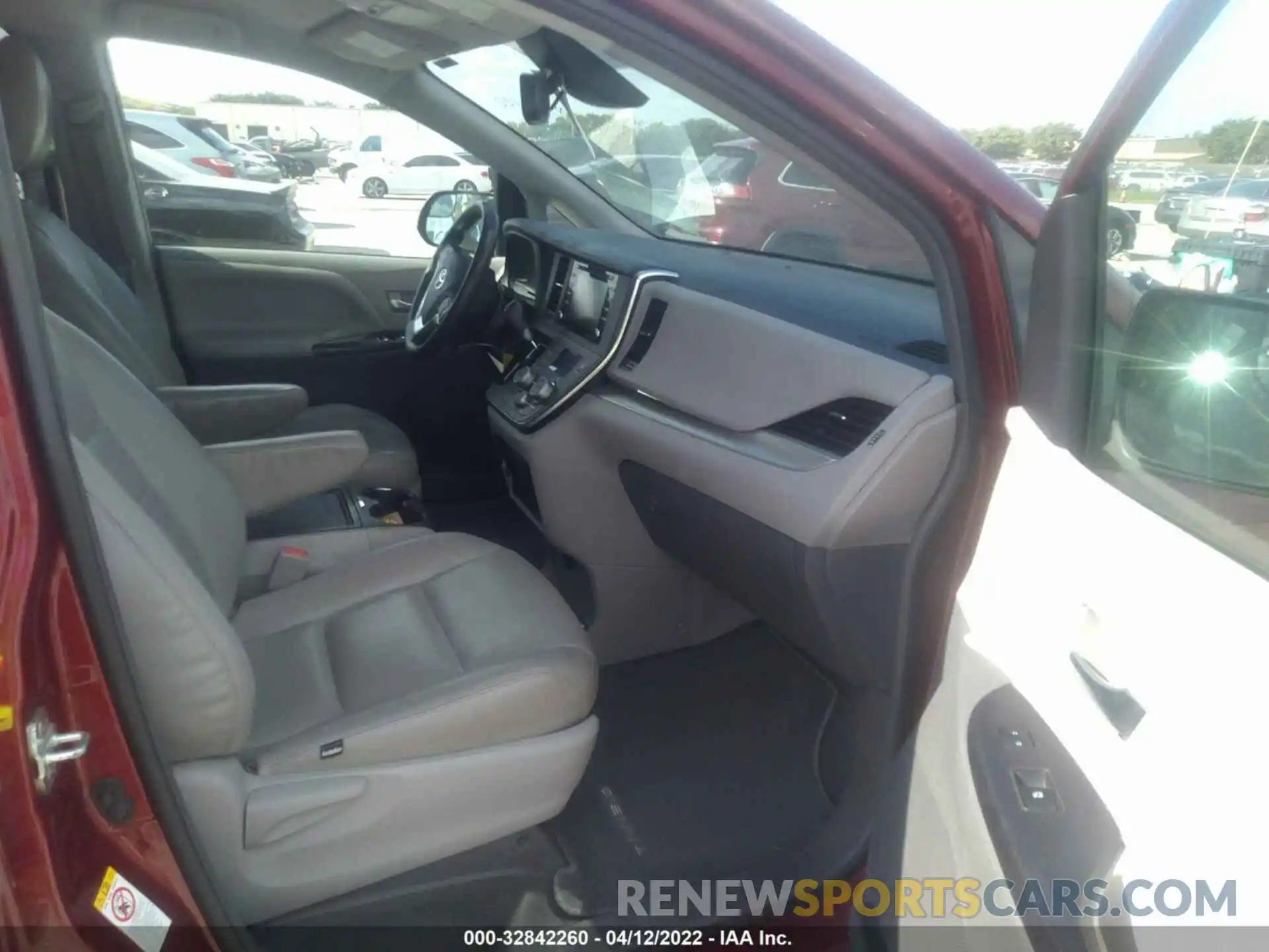 5 Photograph of a damaged car 5TDKZ3DC0KS985257 TOYOTA SIENNA 2019