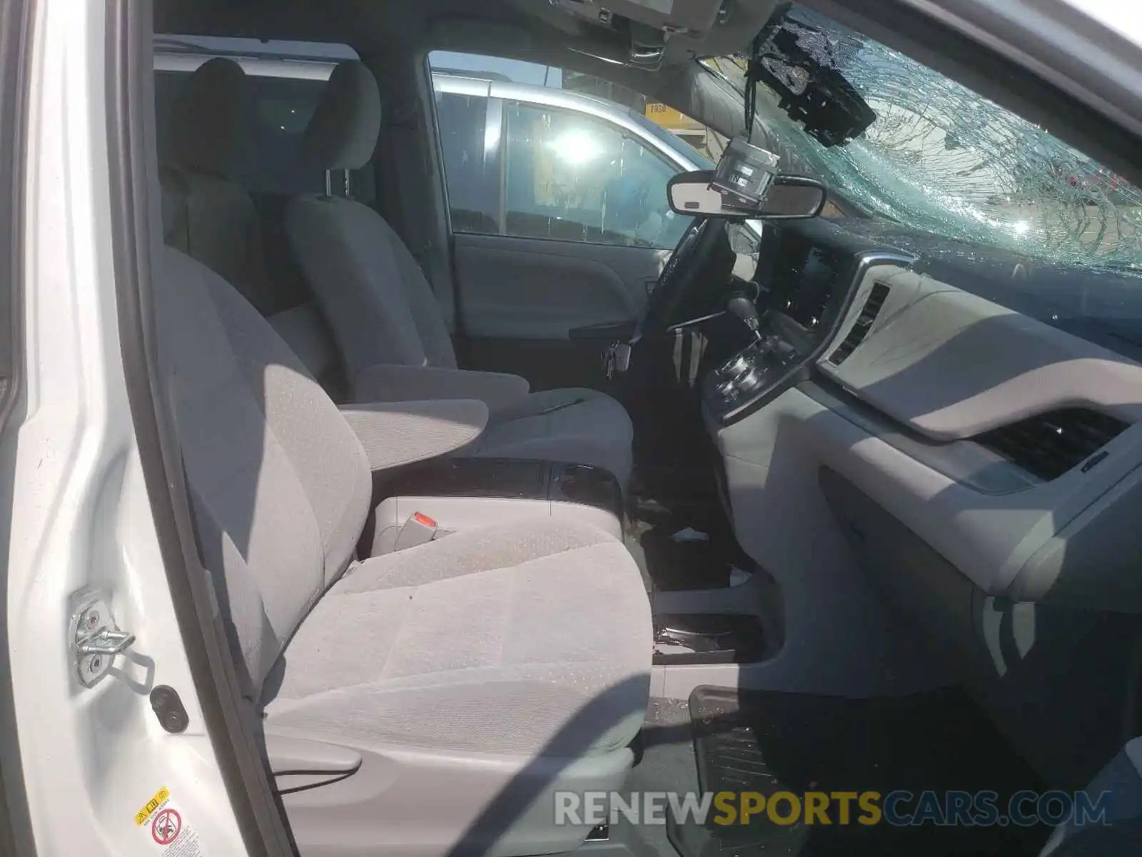 5 Photograph of a damaged car 5TDKZ3DC0KS987378 TOYOTA SIENNA 2019