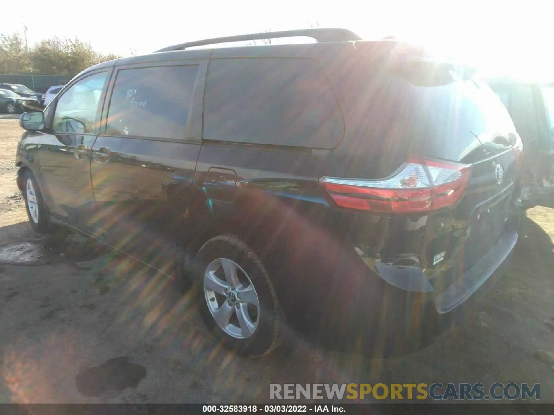 3 Photograph of a damaged car 5TDKZ3DC0KS988451 TOYOTA SIENNA 2019