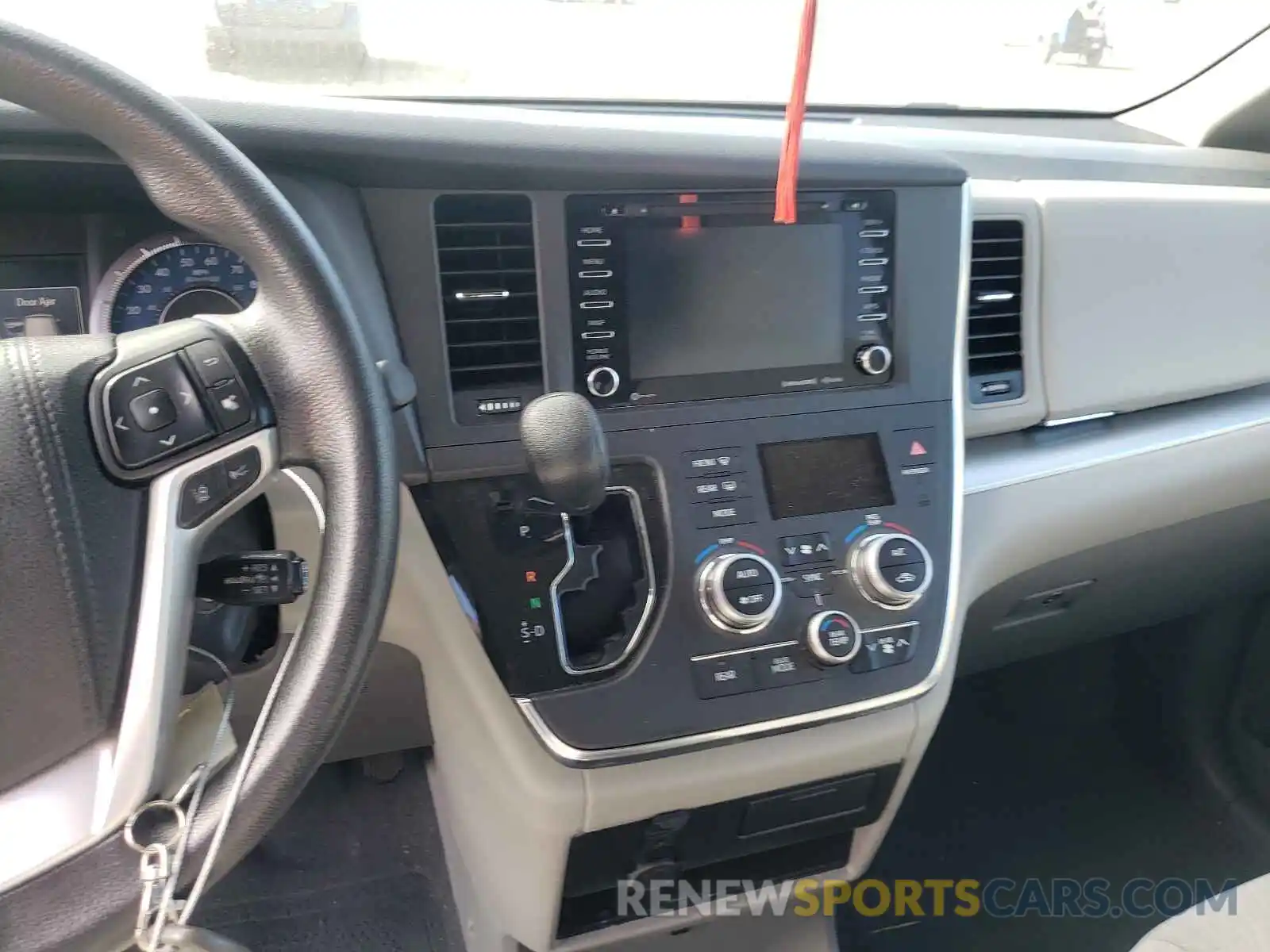 9 Photograph of a damaged car 5TDKZ3DC0KS992743 TOYOTA SIENNA 2019