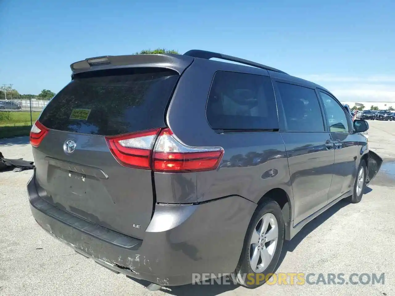 4 Photograph of a damaged car 5TDKZ3DC0KS995884 TOYOTA SIENNA 2019