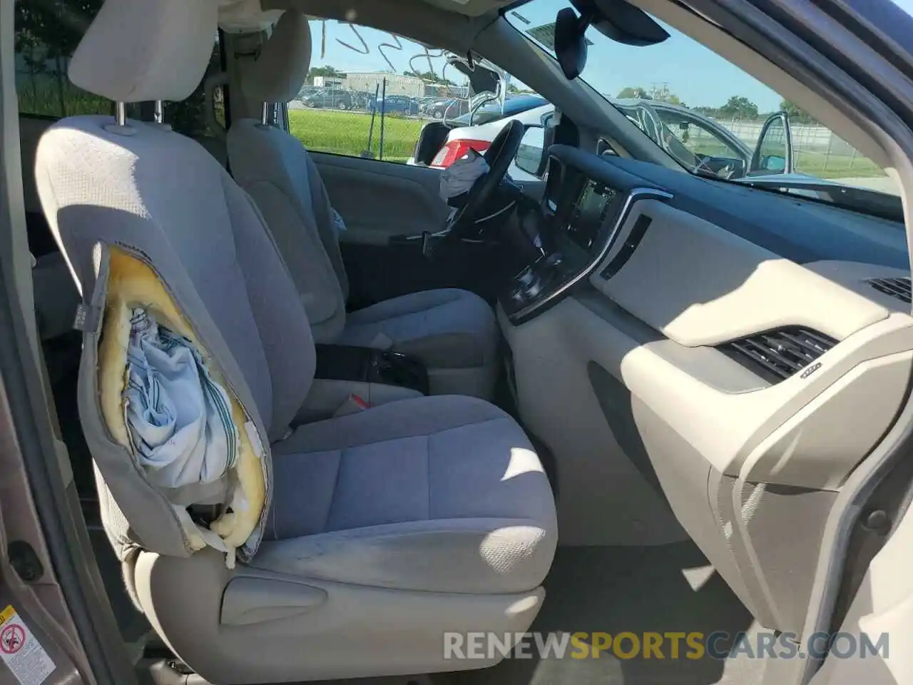 5 Photograph of a damaged car 5TDKZ3DC0KS995884 TOYOTA SIENNA 2019