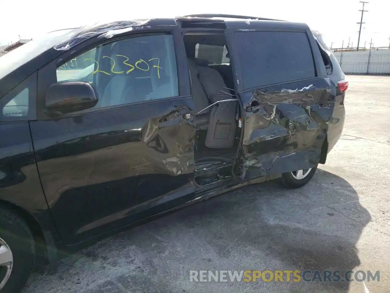 9 Photograph of a damaged car 5TDKZ3DC1KS010671 TOYOTA SIENNA 2019